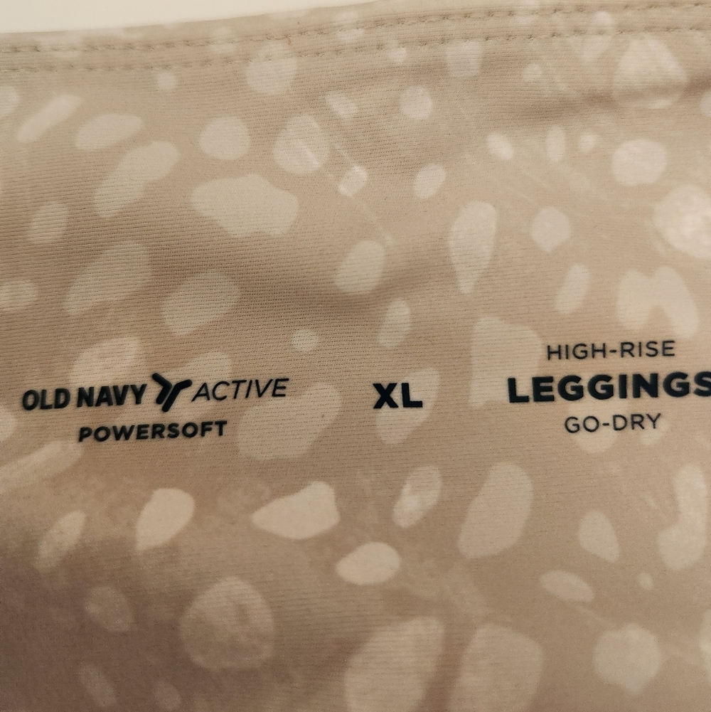 Old Navy Active Powersoft Beige and White Spot Print Capri Leggings Size XL NWT - Picture 3 of 3